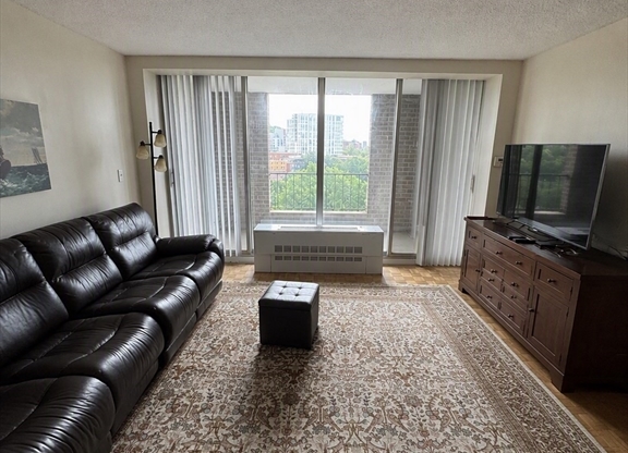 2 beds, 2 baths, 1,300 sqft, $4,000, Unit 1005