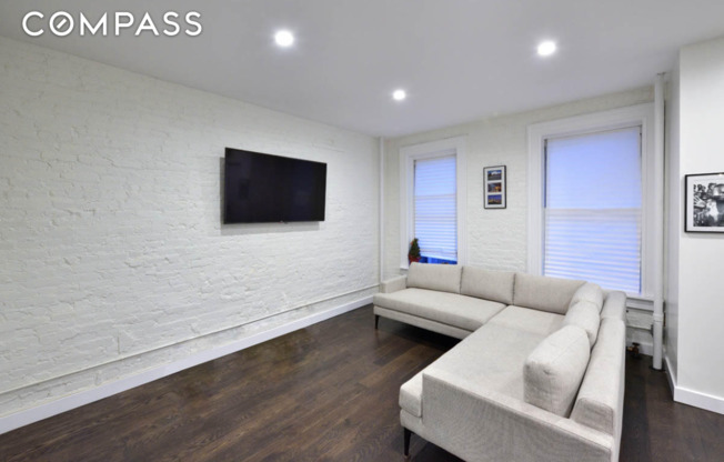 124 THOMPSON ST