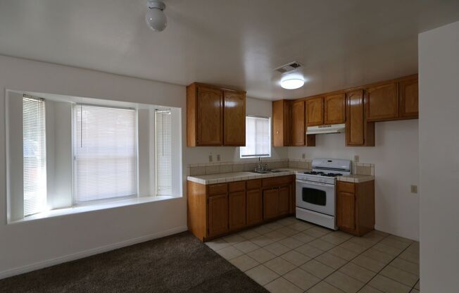 3 beds, 2 baths, $1,650, Unit A