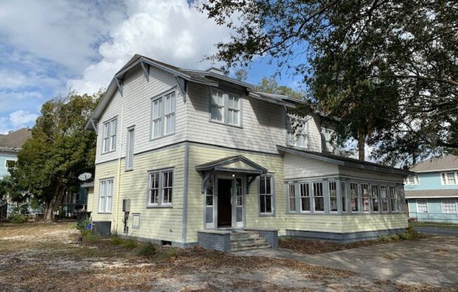 Amazing 5 bedroom/5.5 Bath Victorian Home - located near UF Campus and Downtown!