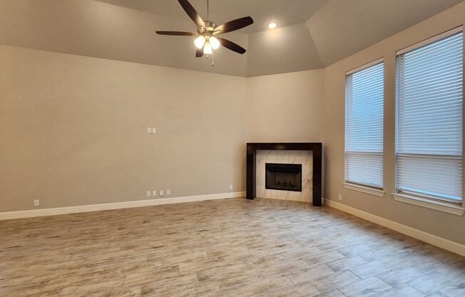 4/3.5/2 1.5 Miles From Gruene / Settlement in Gruene / Mulitple Living Rooms/ Fridge Included/ NBISD