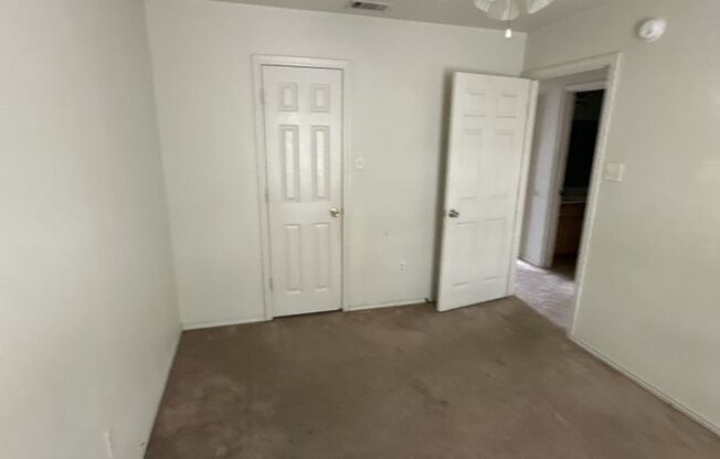 2 beds, 1 bath, 857 sqft, $675, Unit B