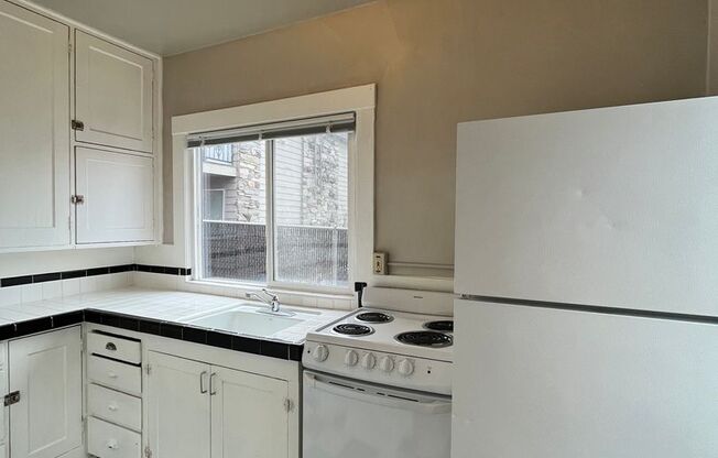 1 bed, 1 bath, $1,595, Unit 35