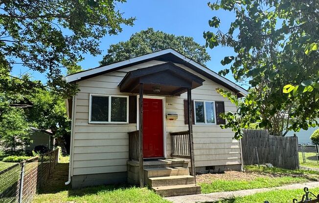 Cozy 3 bed 1.5 bath with Backyard