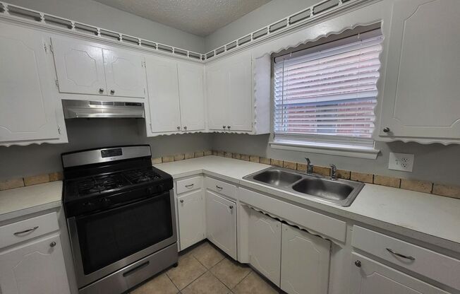 2 beds, 1 bath, $1,100, Unit 4