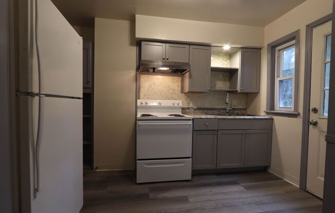 2 beds, 1 bath, 990 sqft, $895, Unit Apartment A