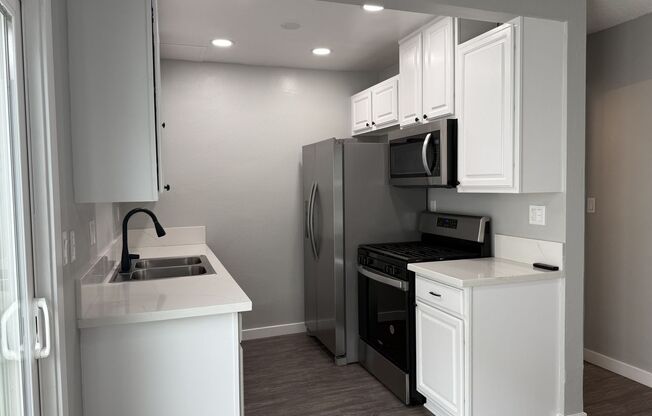 2 beds, 1.5 baths, 1,055 sqft, $3,095, Unit R085