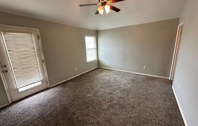 3 bed 2 bath in Mustang