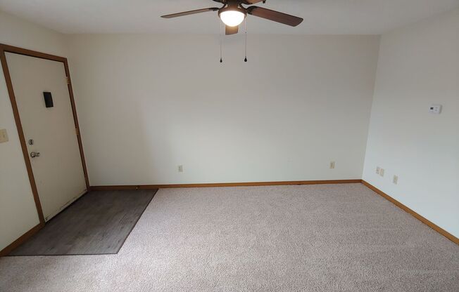 2 beds, 1 bath, 720 sqft, $980, Unit 1249-08
