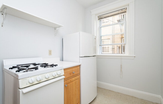 Studio, 1 bath, 329 sqft, $2,280, Unit 17