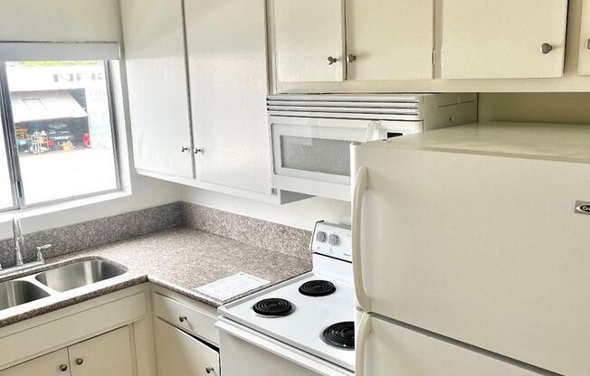 Studio, 1 bath, $1,425, Unit 38