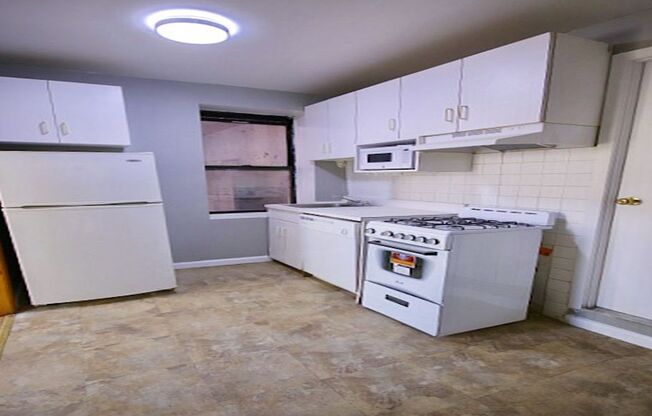 3 beds, 1 bath, $4,400, Unit 4