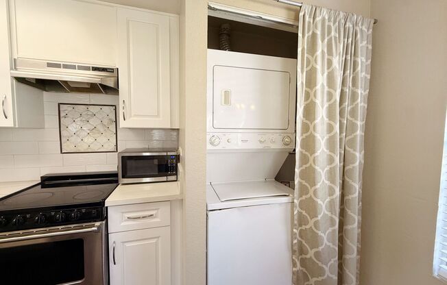 Spacious Studio Unit in Eastlake w/ AC!