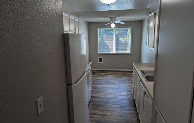 2 beds, 1 bath, 889 sqft, $1,295, Unit 07