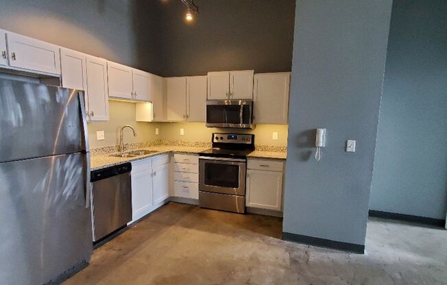 2 beds, 2 baths, 987 sqft, $1,422, Unit 604W