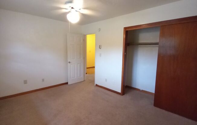 2 beds, 1 bath, 903 sqft, $1,140, Unit P-2