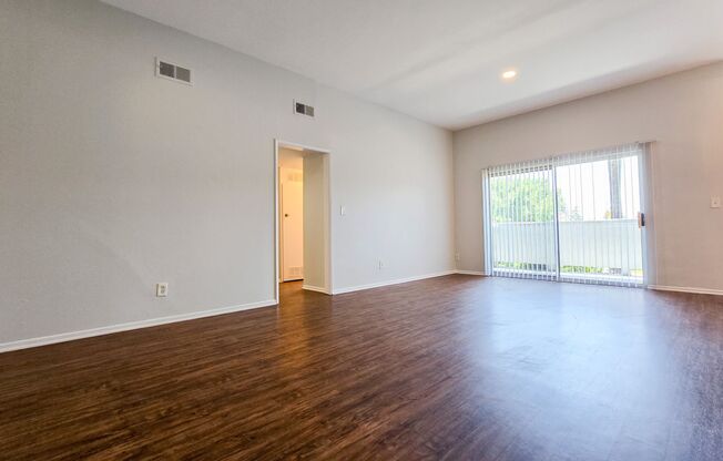 3 beds, 2 baths, 1,350 sqft, $2,898, Unit 33