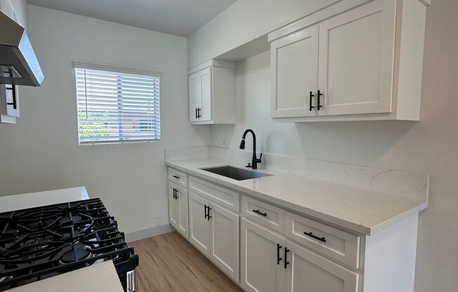 Beautiful & Spacious 2 bedroom 1 Bath Apartment Located in Long Beach. Available Now!!