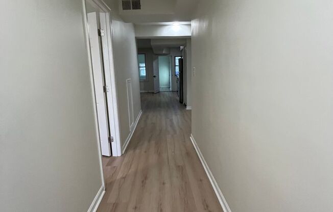 2 beds, 1 bath, $2,200, Unit (Unit 4)