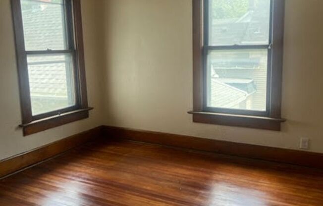 3 beds, 1 bath, $1,200, Unit 1843 W 3rd Street