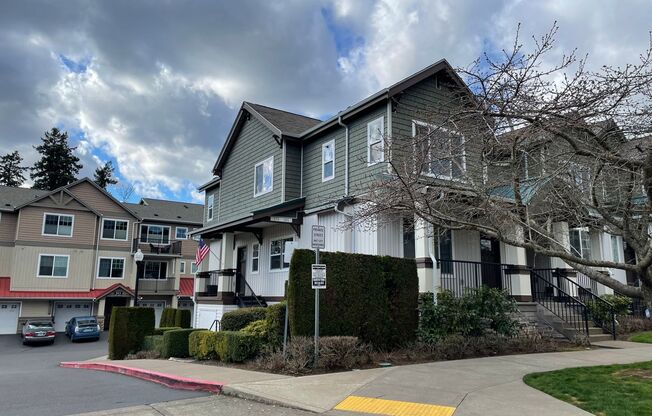 Townhome 2-Bd, 2- Baths with a full-kitchen & Electric fireplace in a Modernized-Style Home, for all Types!
