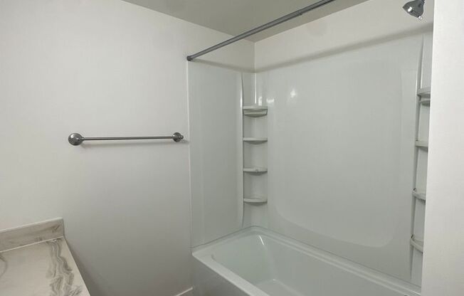 2 beds, 1 bath, 905 sqft, $1,300, Unit 5490-B
