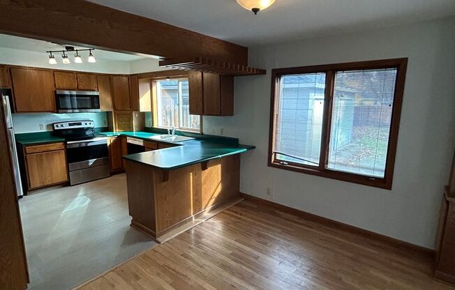 2 beds, 1 bath, $1,895