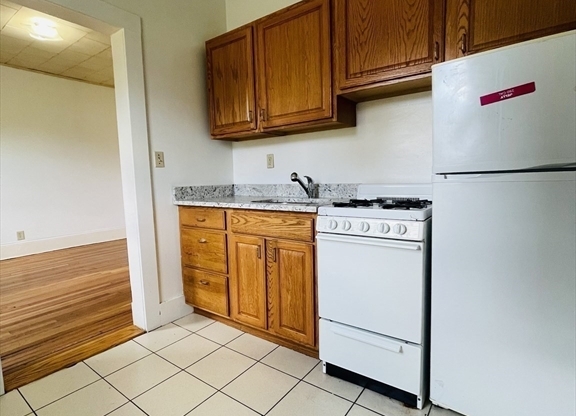 1 bed, 1 bath, 600 sqft, $2,800, Unit 15