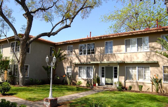 2 beds, 1 bath, $2,295, Unit 639 W Pomona Blvd, Unit C