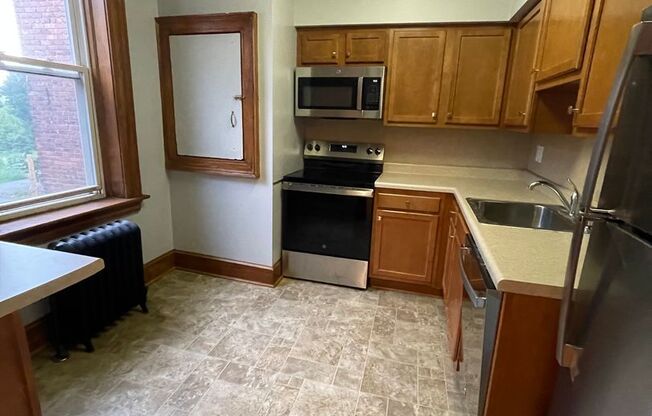 2 beds, 1 bath, 1,150 sqft, $1,750, Unit 11