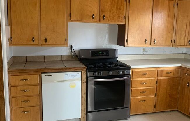 2 beds, 1 bath, $975, Unit 2412 A