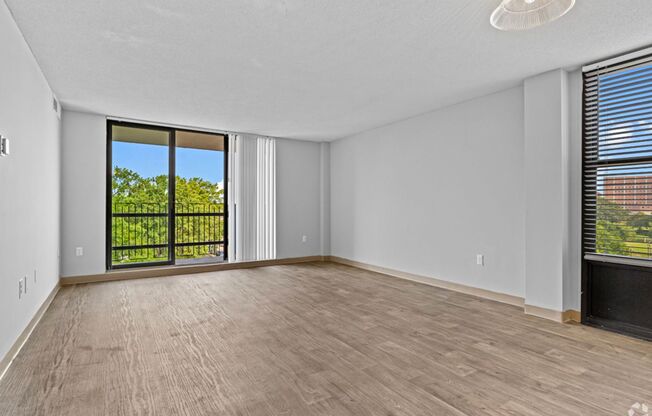 2 beds, 1 bath, 879 sqft, $1,343, Unit N-6E