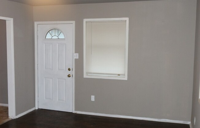 BEAUTIFUL HOME LOCATED CLOSE TO EVERYTHING WITH GARAGE!