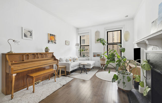 332 W 101 ST