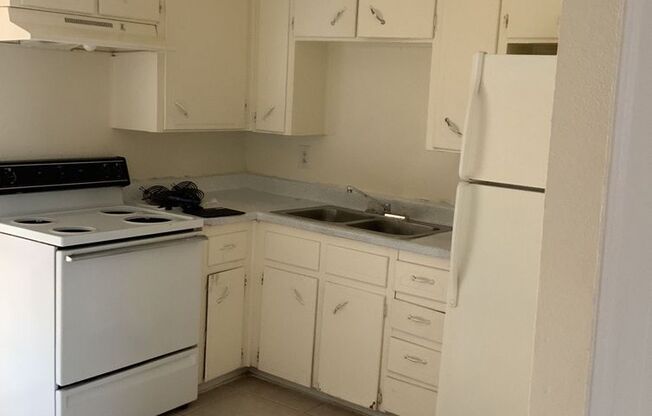 2 beds, 1 bath, $775, Unit 1