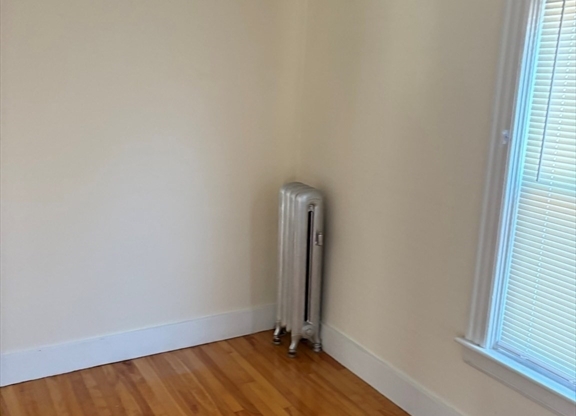 3 beds, 1 bath, $2,200, Unit 2