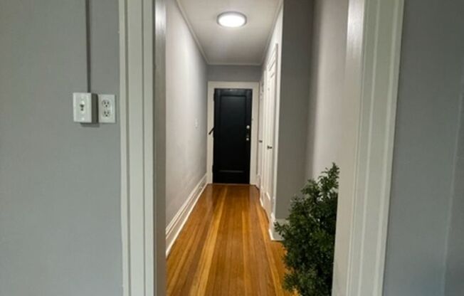 1 bed, 1 bath, 700 sqft, $2,225, Unit B10