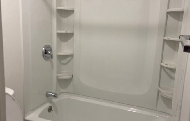 2 beds, 1 bath, 905 sqft, $1,400, Unit 5494-F