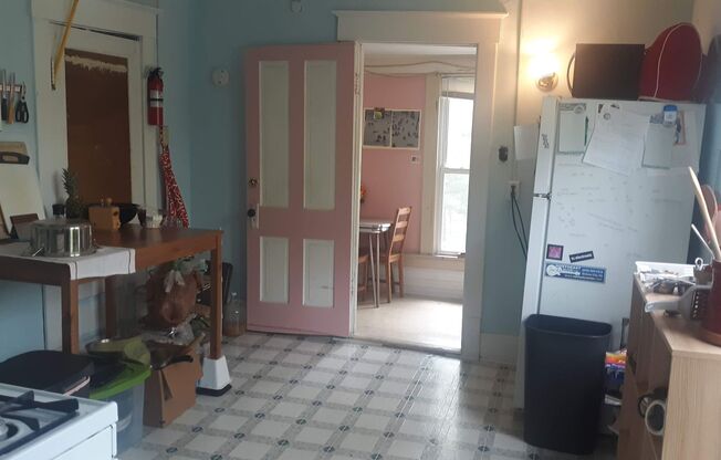 Huge sunny vintage 4bedroom apartment