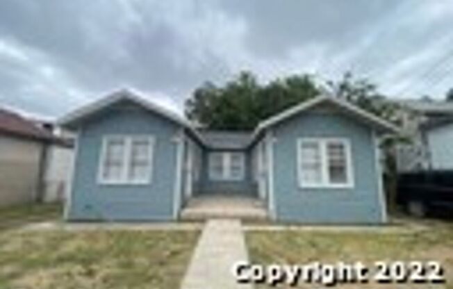 DOWNTOWN 1 BED/ 1BATH DUPLEX