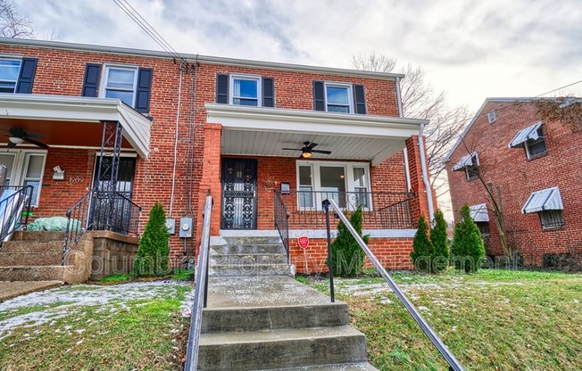 1907 R ST SE