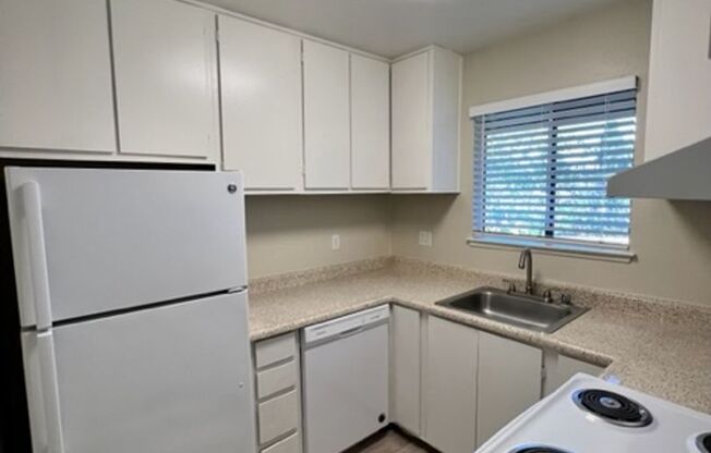 2 beds, 2 baths, 900 sqft, $1,695, Unit 102