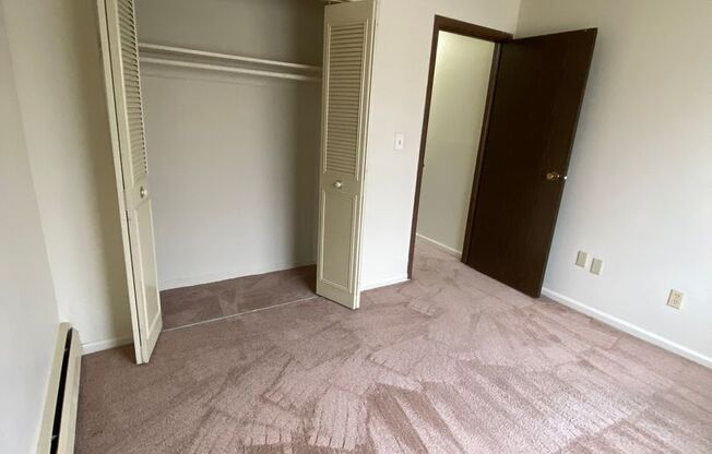 2 beds, 1 bath, $1,000, Unit Park Place-Unit 6