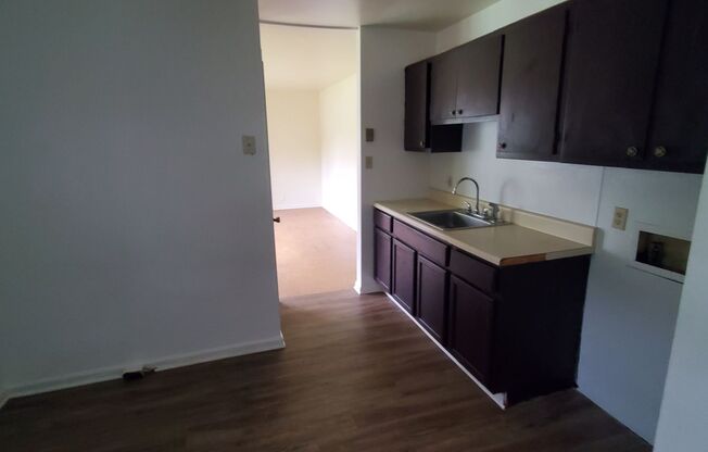 2 beds, 1 bath, $850, Unit A