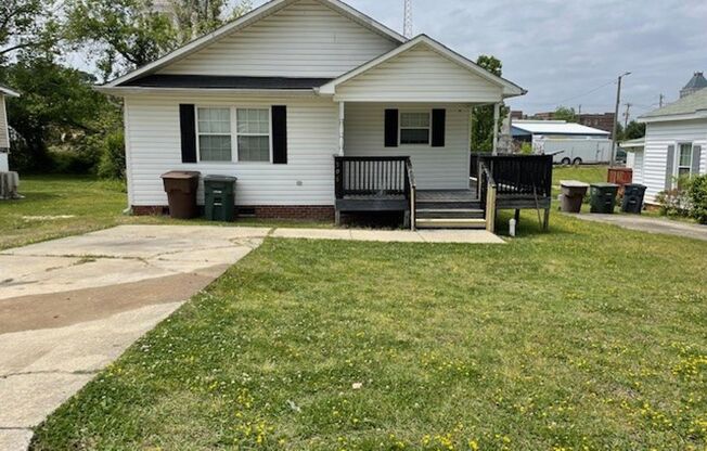 READY TO MOVE IN! 3 BEDS/2 BATHS!
