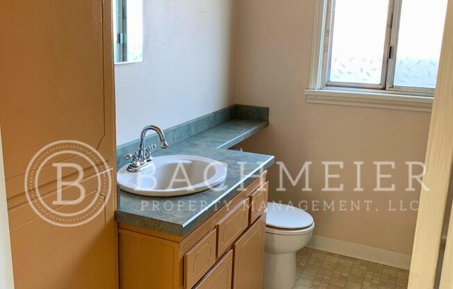 2 beds, 1 bath, $950, Unit 516 NW 5th St