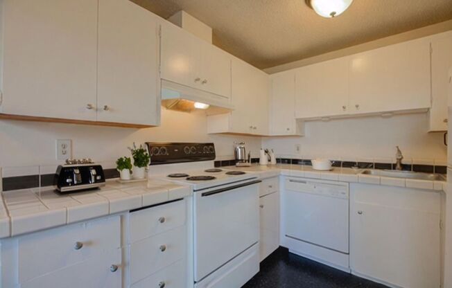 1 bed, 1 bath, 860 sqft, $1,195, Unit 32