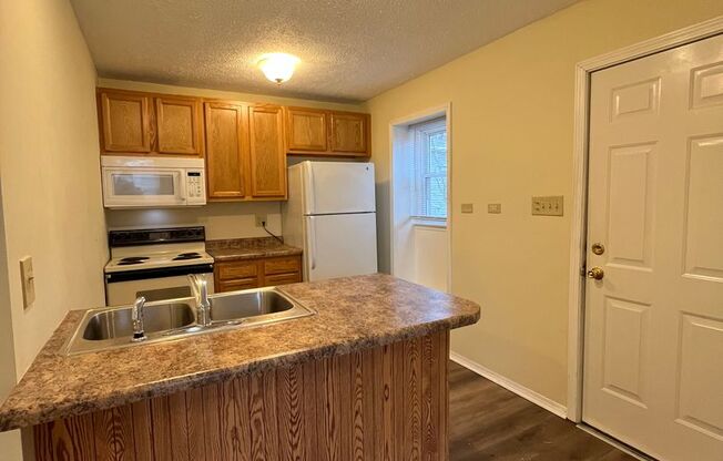 Studio, 1 bath, 450 sqft, $695, Unit 900 Market