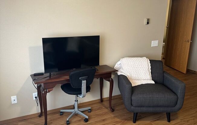 1 bed, 1 bath, 600 sqft, $1,200, Unit 211