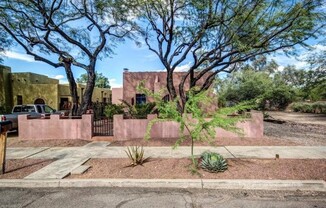 Pre-Lease August 2025 Adorable UofA Bungalow Updated Kitchen, A/C,  Covered Patio,  4 Blocks from UofA ,